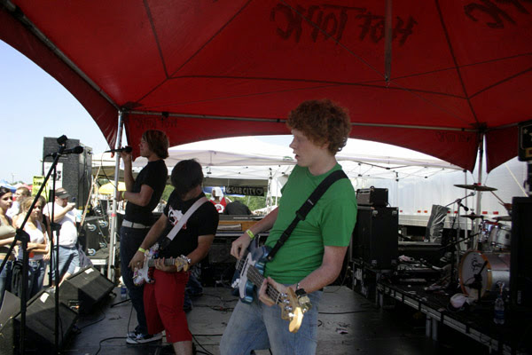 Outdoor set / red canopy